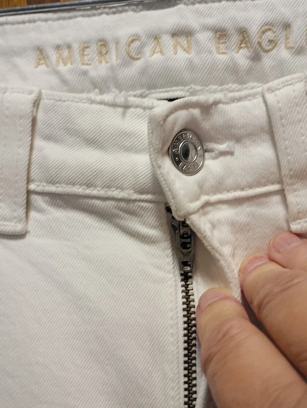 American Eagle Outfitters White Distressed Skinny Jeans with stretch.